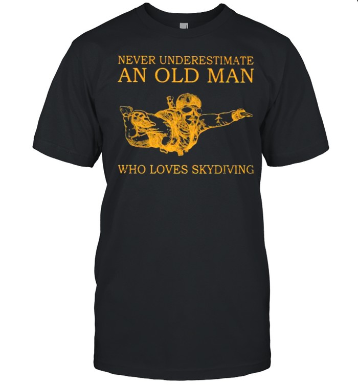 Never Underestimate An Old MAn Who Loves Skydiving  Classic Men's T-shirt