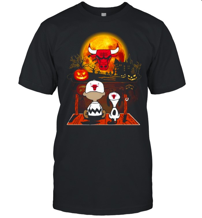 Snoopy and Charlie Brown Pumpkin Chicago Bulls Halloween Moon shirt Classic Men's T-shirt