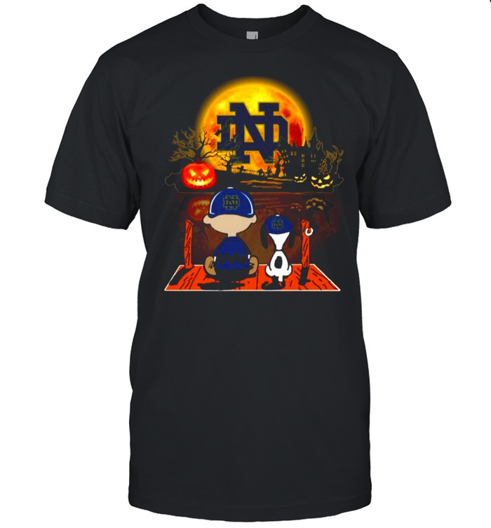 Snoopy and Charlie Brown Pumpkin Notre Dame Fighting Irish Halloween Moon shirt Classic Men's T-shirt