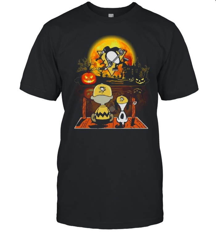 Snoopy and Charlie Brown Pumpkin Pittsburgh Penguins Halloween Moon shirt Classic Men's T-shirt