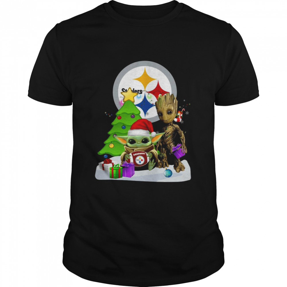 santa Bigfoot and Baby Yoda hug Pittsburgh Steelers Snow Christmas Tree shirt Classic Men's T-shirt