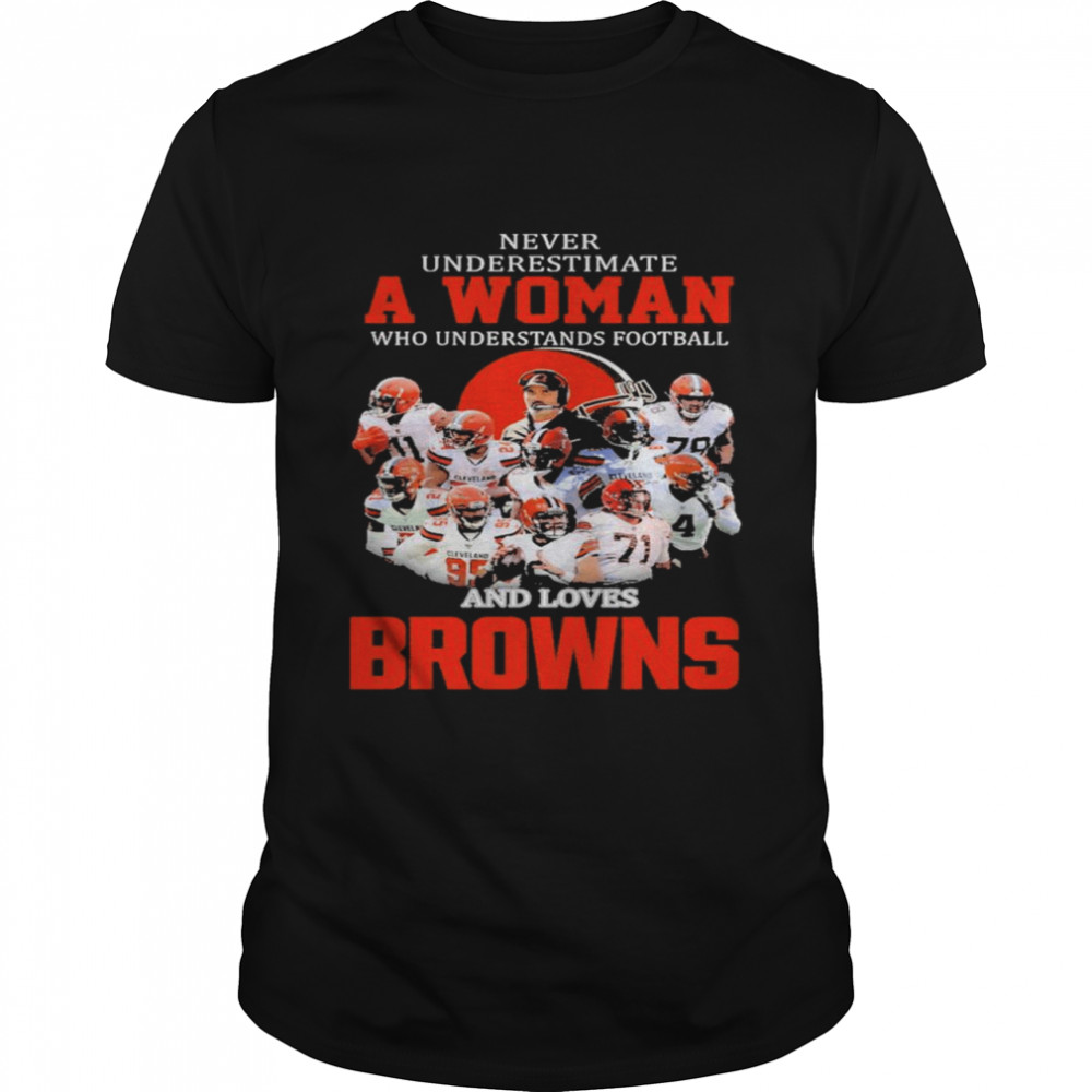 Never underestimate a woman who understands football and love Cleveland Browns 2022 shirt Classic Men's T-shirt